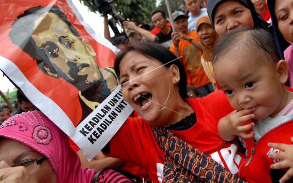 Rights activists commemorate 3 years since Munir's death - September 7, 2007 (Antara)