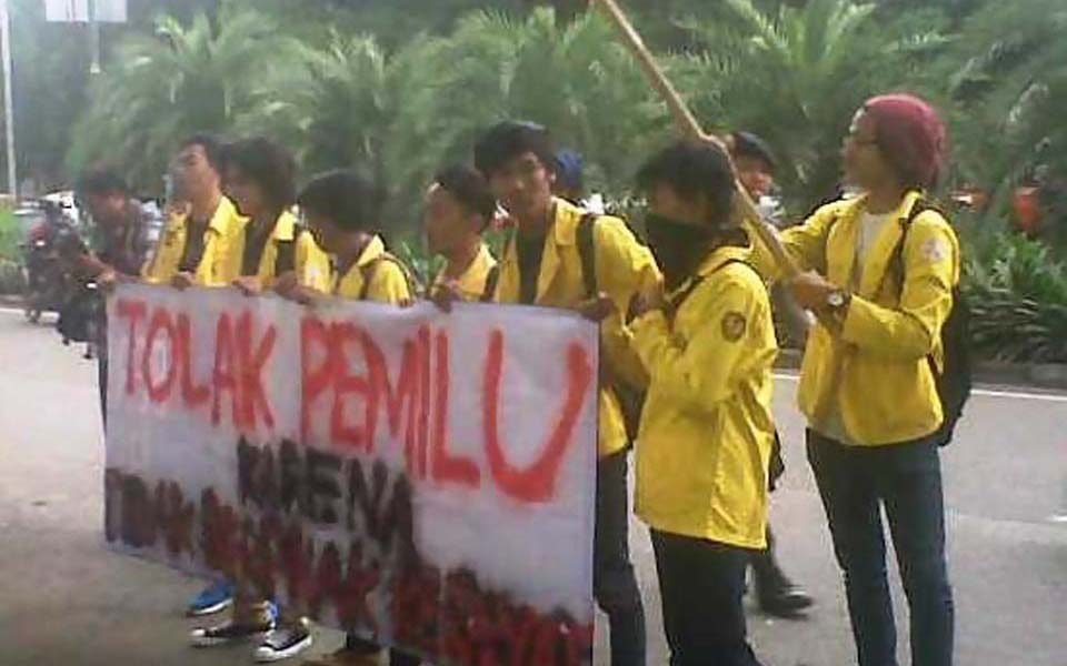 Student protesters hold banner rejecting election (Rima News)