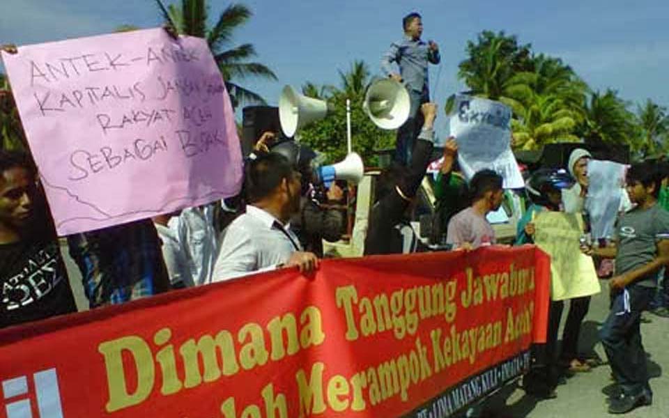 Students protest against Exxon Mobil in Aceh (Berita Hukum)