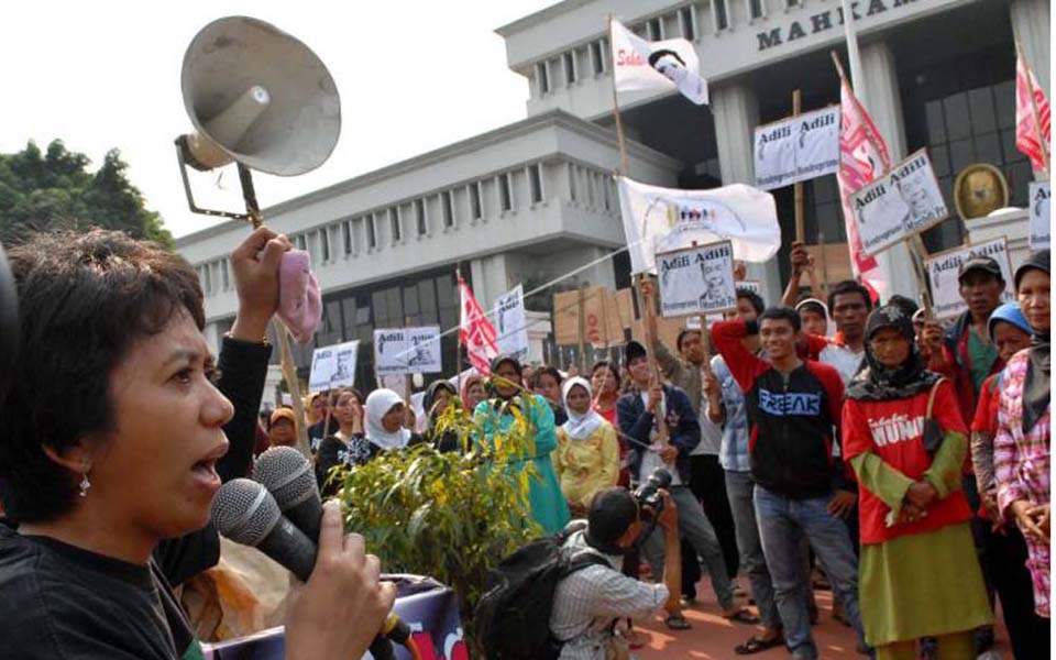 Munir's wife Suciwati speaks at Munir solidarity action in front of Supreme Court (Antara)