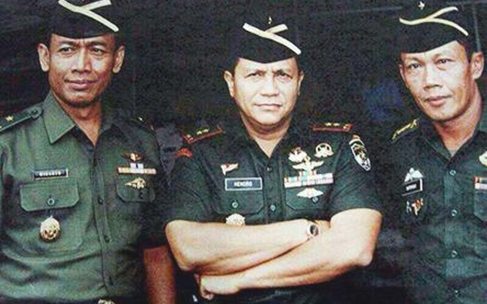 Sutiyoso (right) pictured with Wiranto and Hendropriyono (Arah Juang)