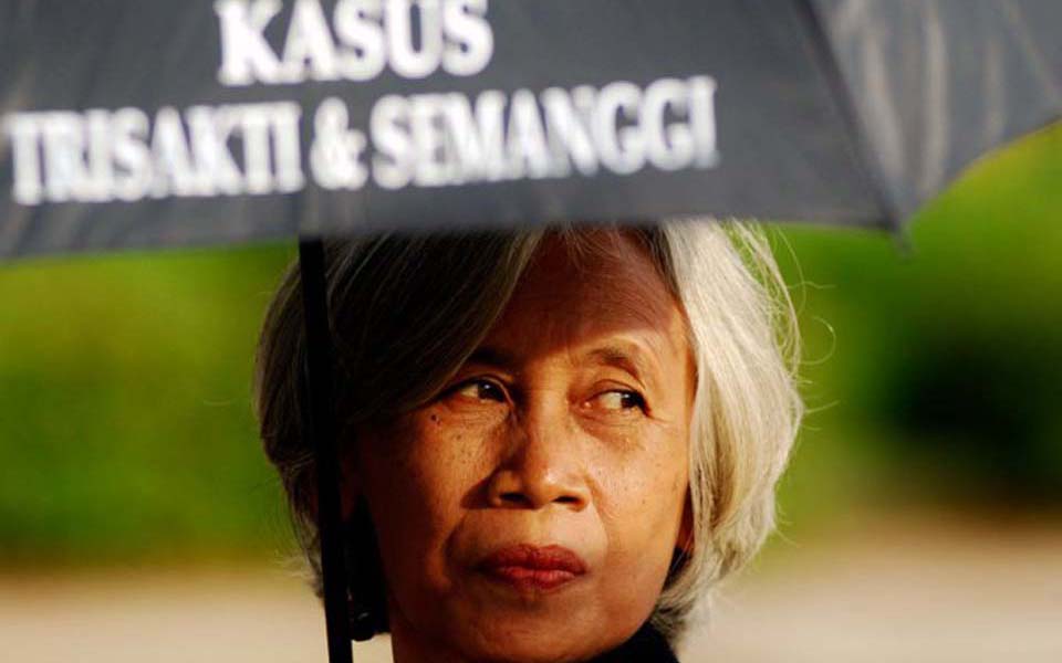 Thursday Action - Umbrella reads 'Resolve Semanggi and Trisakti Cases' (Aktual)