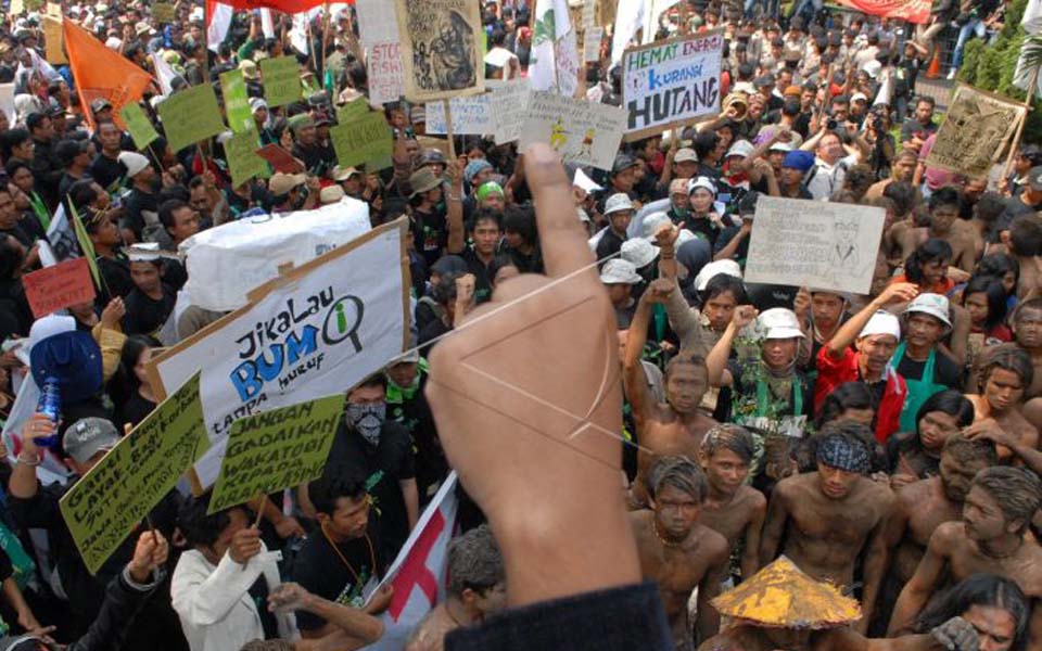 Walhi activists protest in front of Forestry Department (Antara)