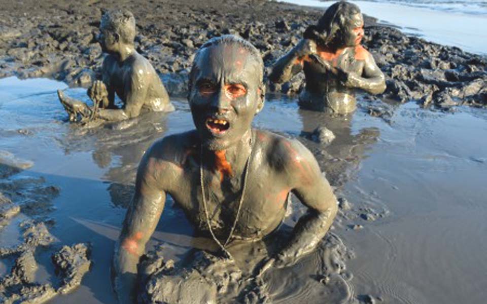 Walhi activists protest Lapindo mud disaster (Gres News)