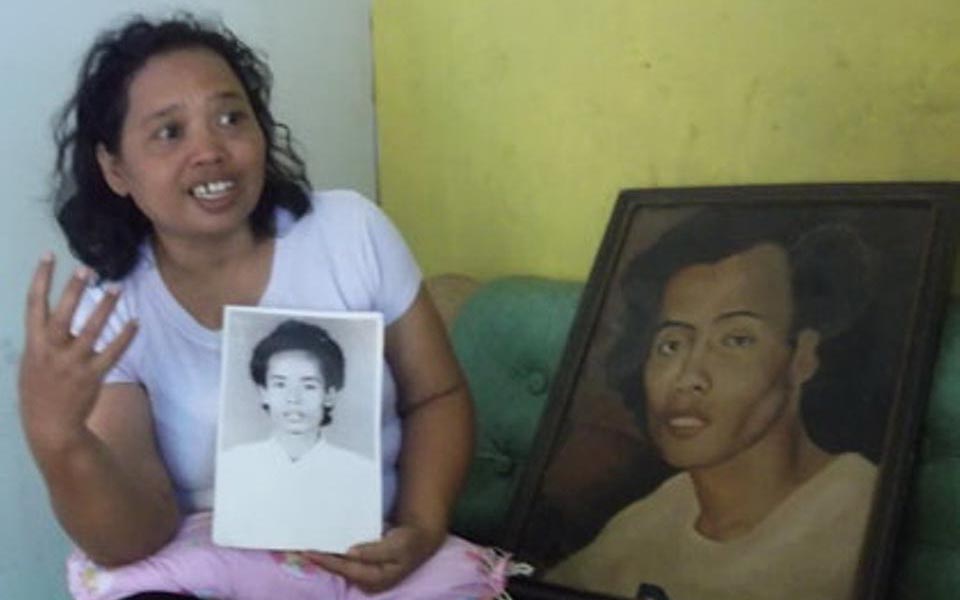 Wiji Thukul's wife Sipon holds picture of missing PRD activist (medcom)
