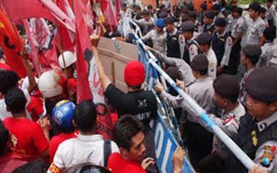 Workers Challenge Alliance (ABM) protesters scuffle with police (ppbi)