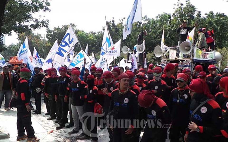 Aspek workers rally in front of Town Hall in Jakarta (Tribune)