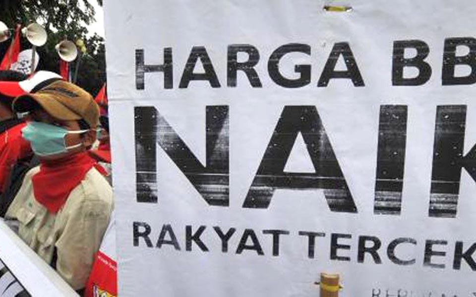 Banner reads 'Fuel prices rise, the people are strangled' (Detik)
