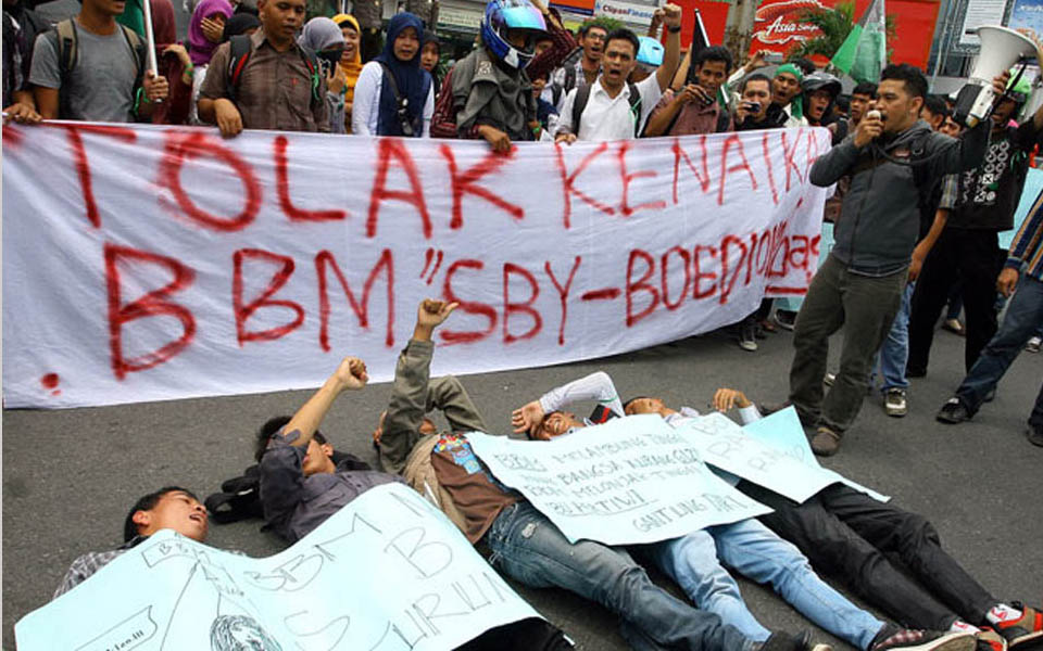 Banner reads 'Reject SBY-Boediono Fuel Price Hikes' (Berita Satu)