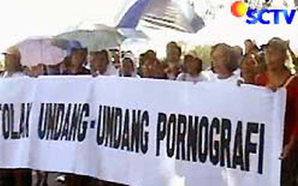 Banner reads 'Reject the Anti-Pornography Law' (liputan6)