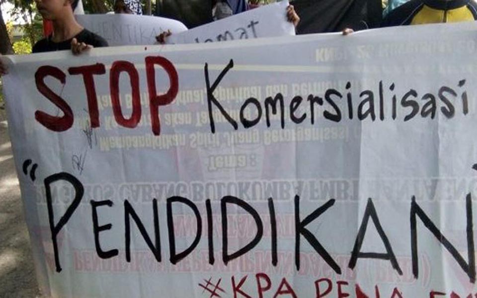 Banner reads 'Stop the Commercialisation of Education' (Makassar Terkini)