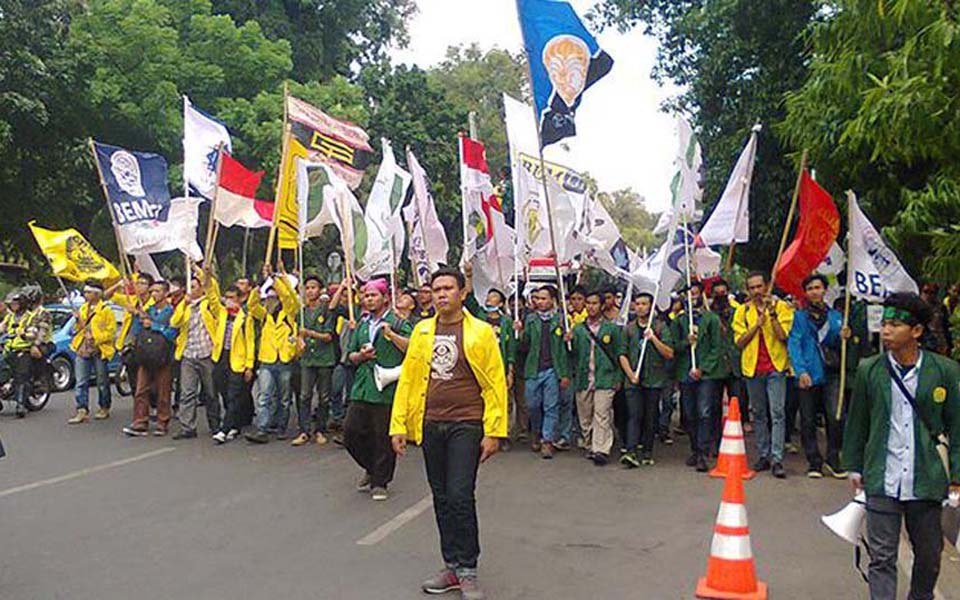 BEM students march to State Palace (Tribune)