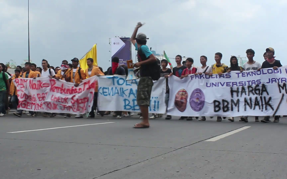 Demonstrators protesting fuel price hikes - Undated (Koran Pembebasan)