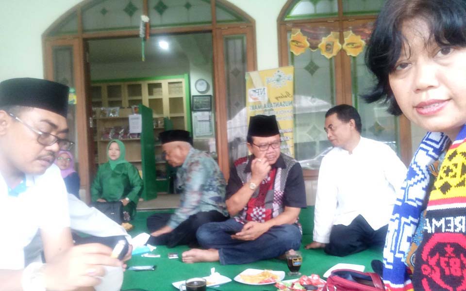 Dita Sari (right) at Nahdlatul Ulama Branch Office in Malang (Twitter)