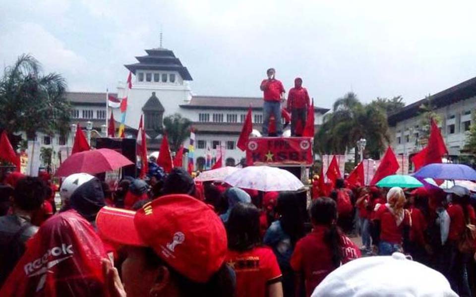 KASBI rally in front of governor's office in Bandung (Tribune)