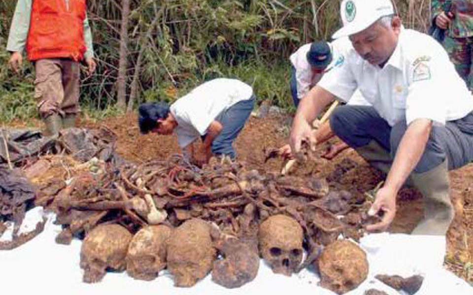 Mass grave in Aceh (motherjones)