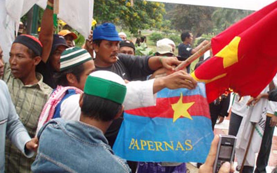 Papernas rally being attacked by hardliners - March 29, 2007 (Kontras)