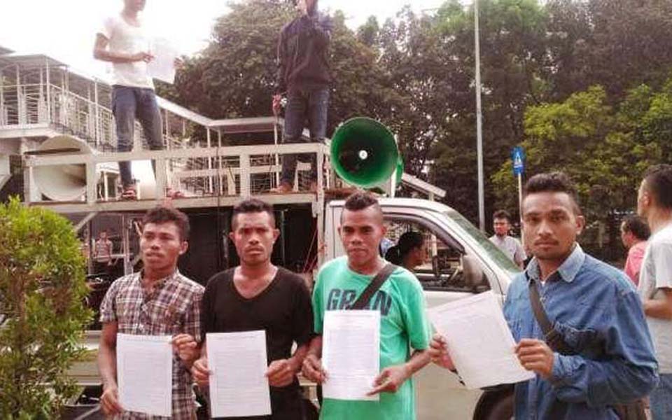 Papuan anti-corruption activists demonstrate in front of KPK (thetanjungpuratimes)