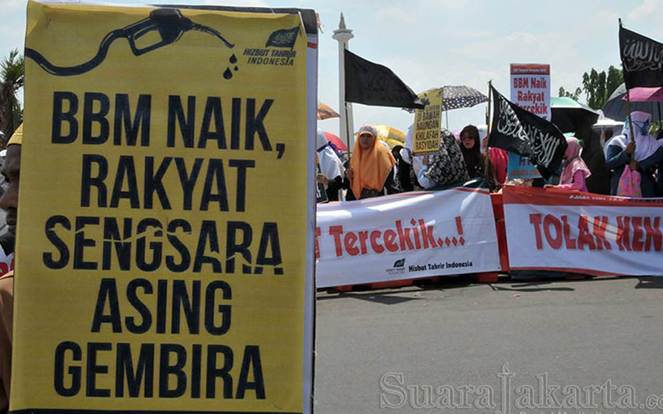 Placard reads 'Fuel prices rise, the people suffer foreigners happy' (Suara Jakarta)