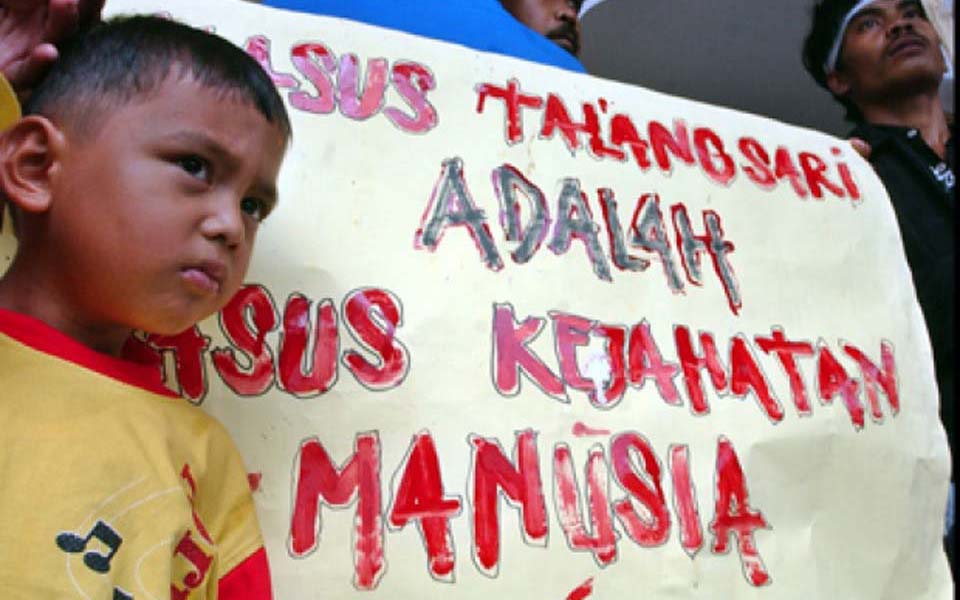 Placard reads 'Talangsari case is a crime against humanity' (tempo)