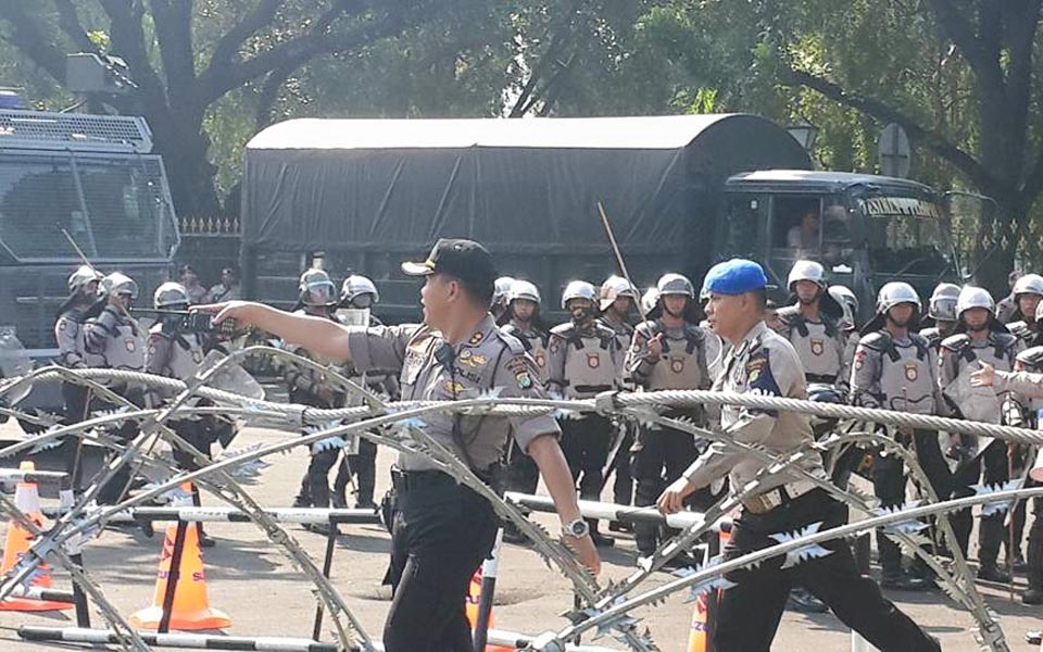 Police prepare for protests at Hotel Indonesia traffic circle (VOA)