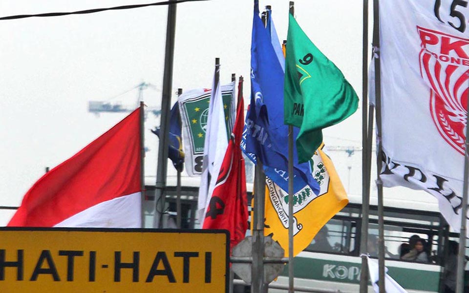 Political party flags on Jakarta street (validnews)