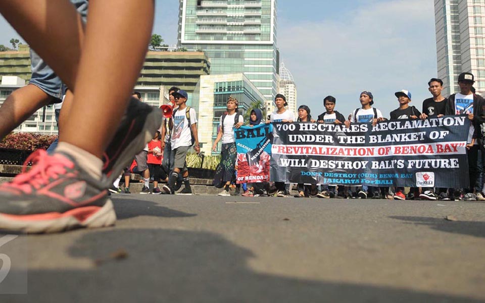 Protest action at Hotel Indonesia traffic circle (Liputan 6)