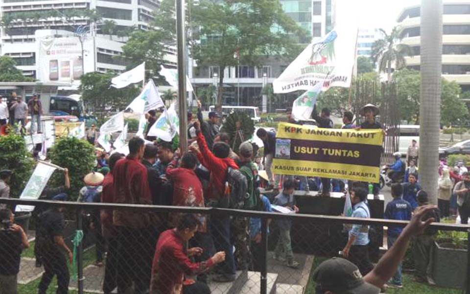 Protest action in front of KPK building in Jakarta (Kompas)