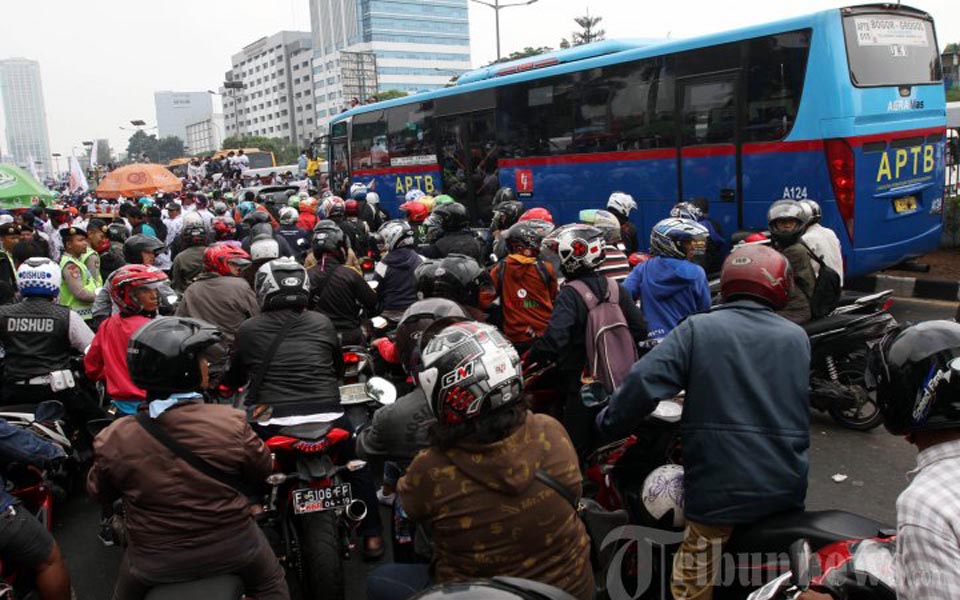 Protest action in Jakarta creates traffic jam (Tribune)
