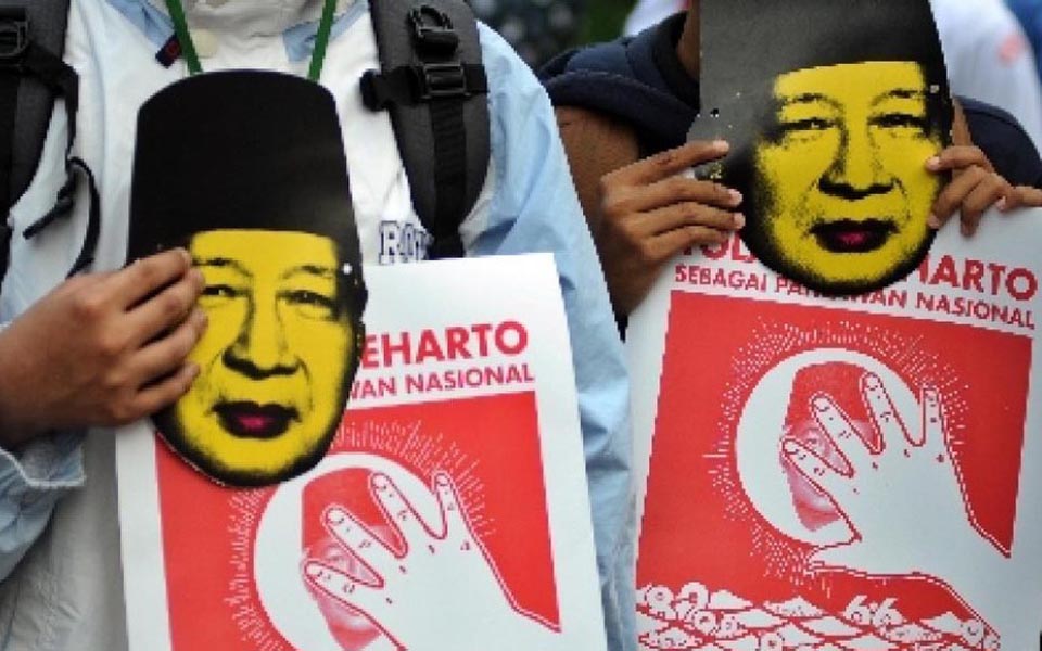 Protest against Suharto being named a national hero (Republika)