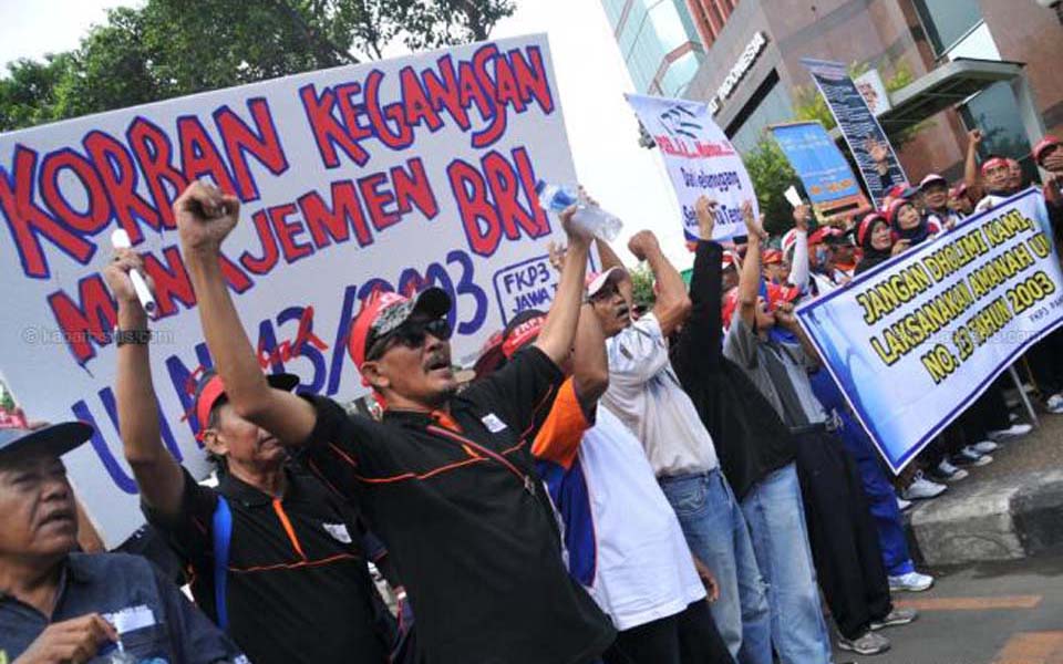 Protest in front of Bank Rakyat Indonesia (kabarbisnis)