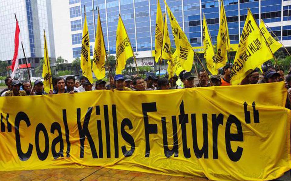 Protest in front of the Japanese Embassy in Jakarta (Merdeka)