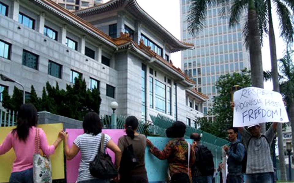 Protest outside Chinese Embassy in Jakarta (didikrosyadi)