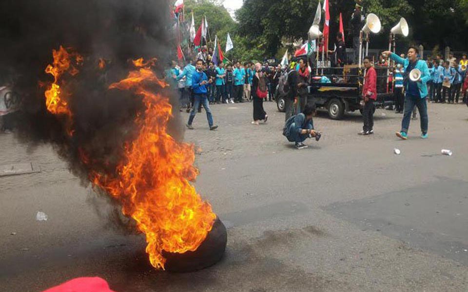 Protesters burn tyres during protest against fuel price hikes (Sindo)