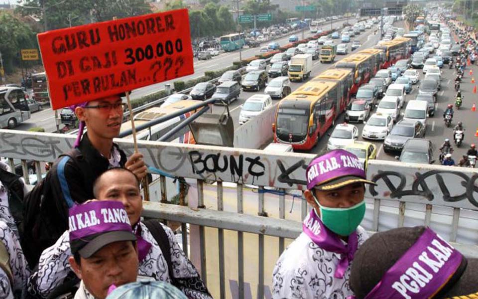 Protesters on pedestrian bridge in Jakarta (Tribune)