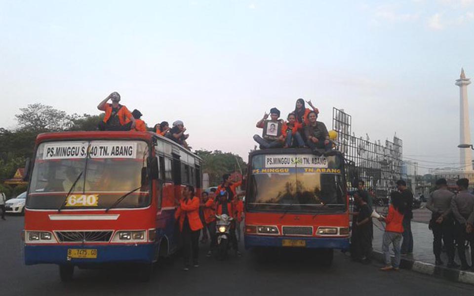 Protesters ride Metro Mini buses in Jakarta (Twitter)