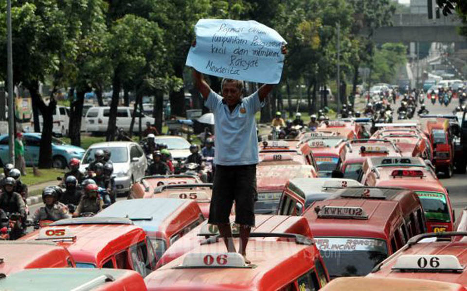 Public transport workers strike in Jakarta (Tribune)