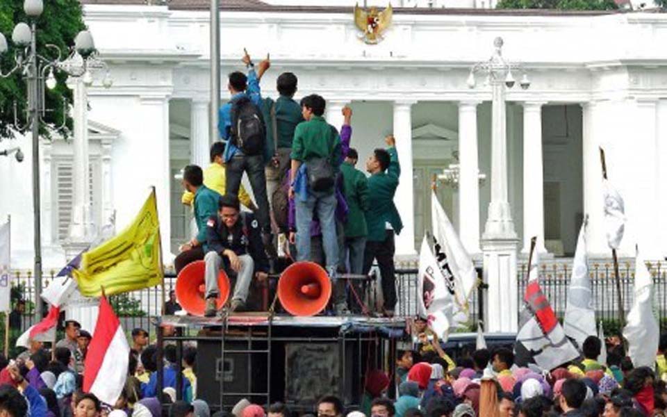 Student demonstration against fuel price hikes at State Palace (Harian Jogja)