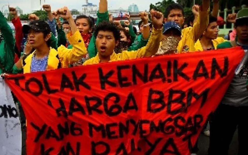 Student protest against fuel price hikes (Republika)