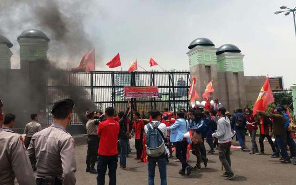 Student protest in front of parliament (Tribune)