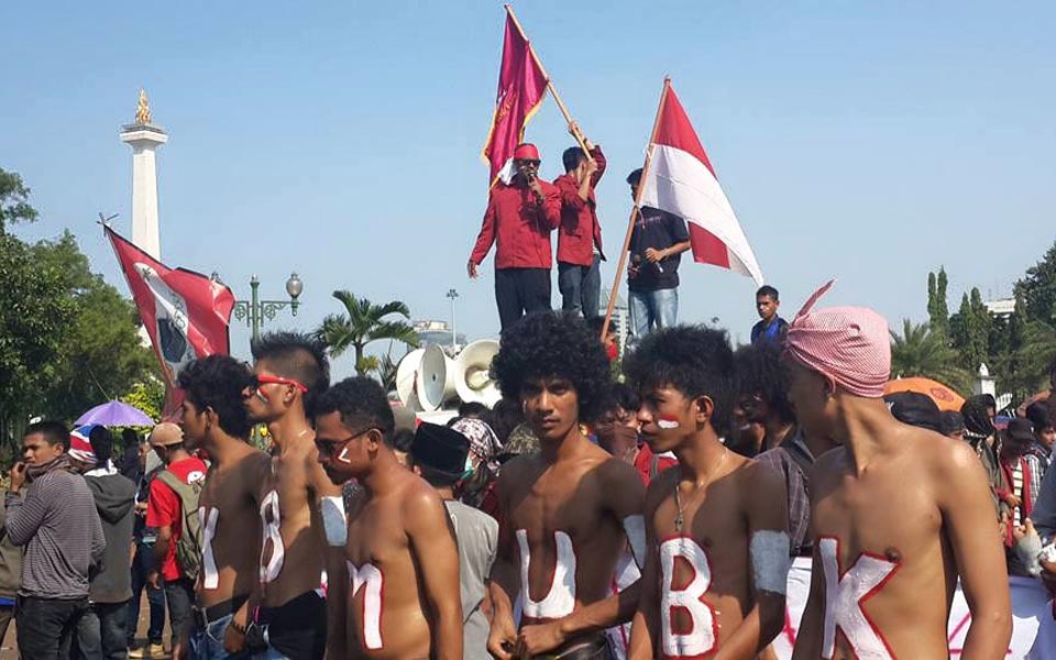 Students hold protest at National Monument in Jakarta (VOA)