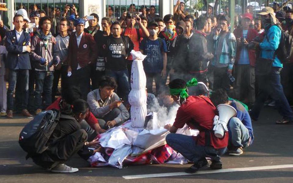 Students hold theatrical action at National Monument in Jakarta (VOA)