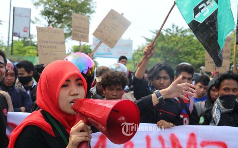 Students protest against fuel price hikes (Tribune)