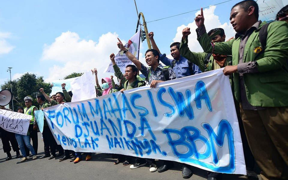 Students rally against fuel price hikes (Republika)