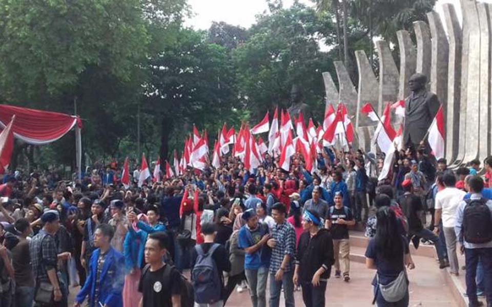 Students rally at Proclamation Monument (Tribune)