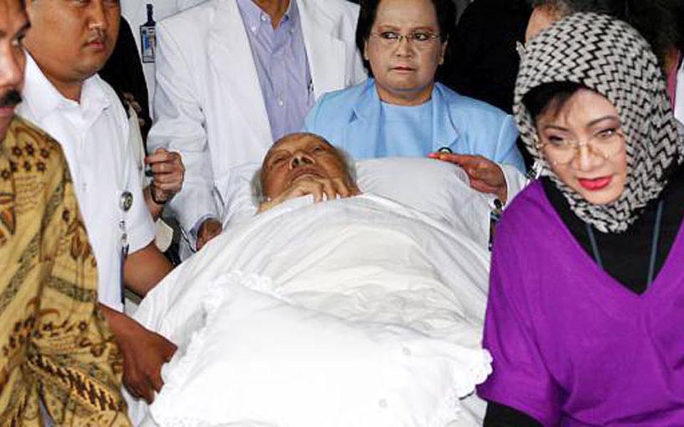 Suharto and daughter at Pertamina Hospital in Jakarta (Tribune)