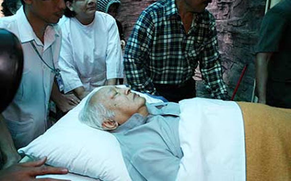 Suharto lies ill at Pertamina hospital (Tambuns)