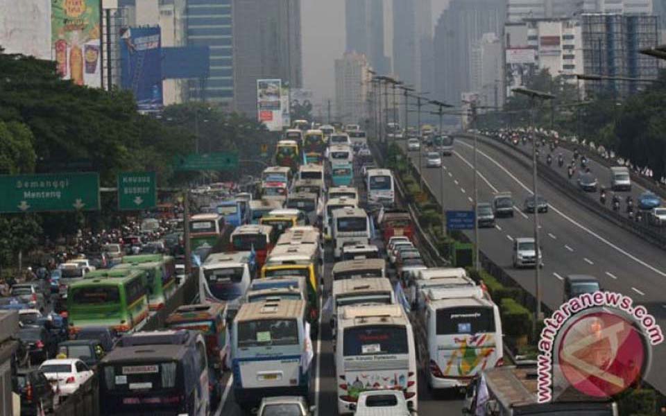 Traffic congestion on Gatot Subroto caused by protest action in Jakarta (Antara)
