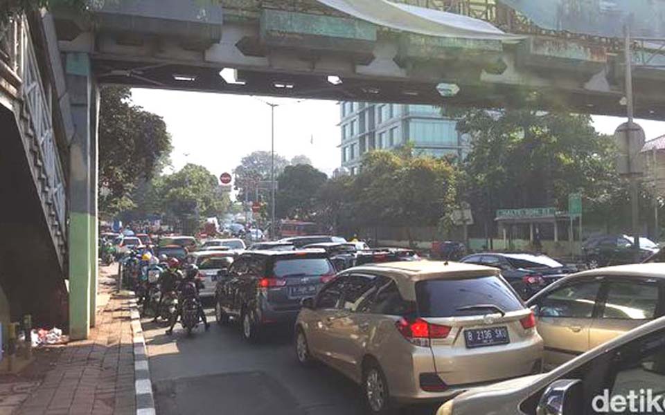 Traffic congestion on Jl. Warung Buncit Raya in South Jakarta (Detik)