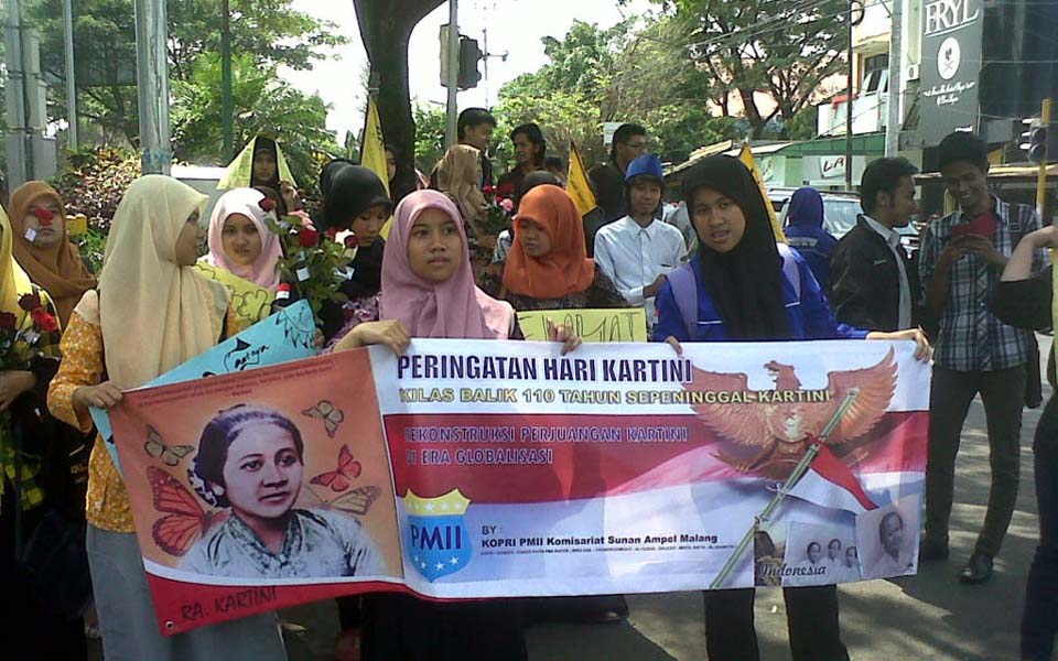 Women protesters commemorate Kartini Day (kavling10)